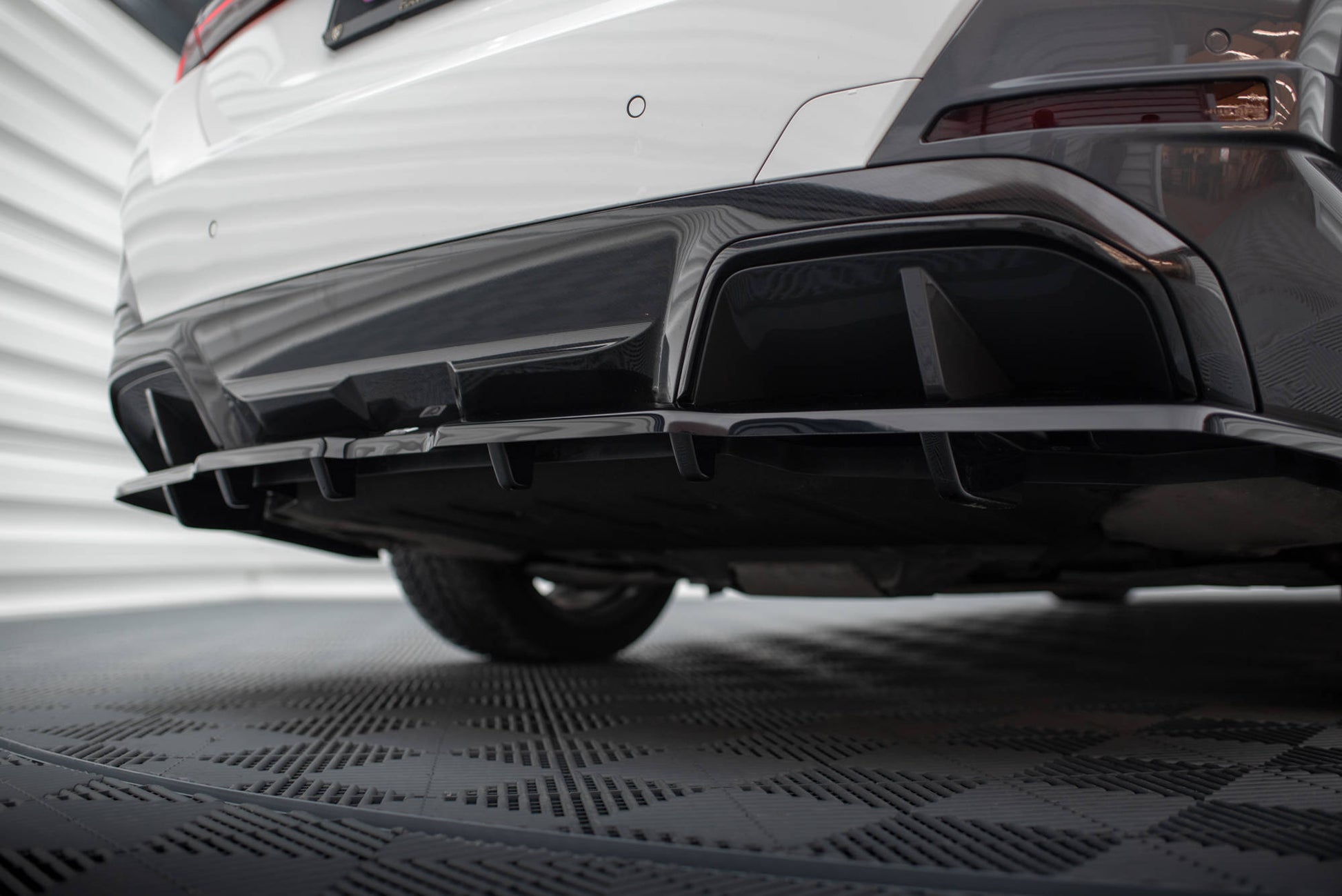 Maxton Mittlerer Diffusor Heck Ansatz DTM Look für V.1 BMW i4 M-Paket G26 schwarz Hochglanz