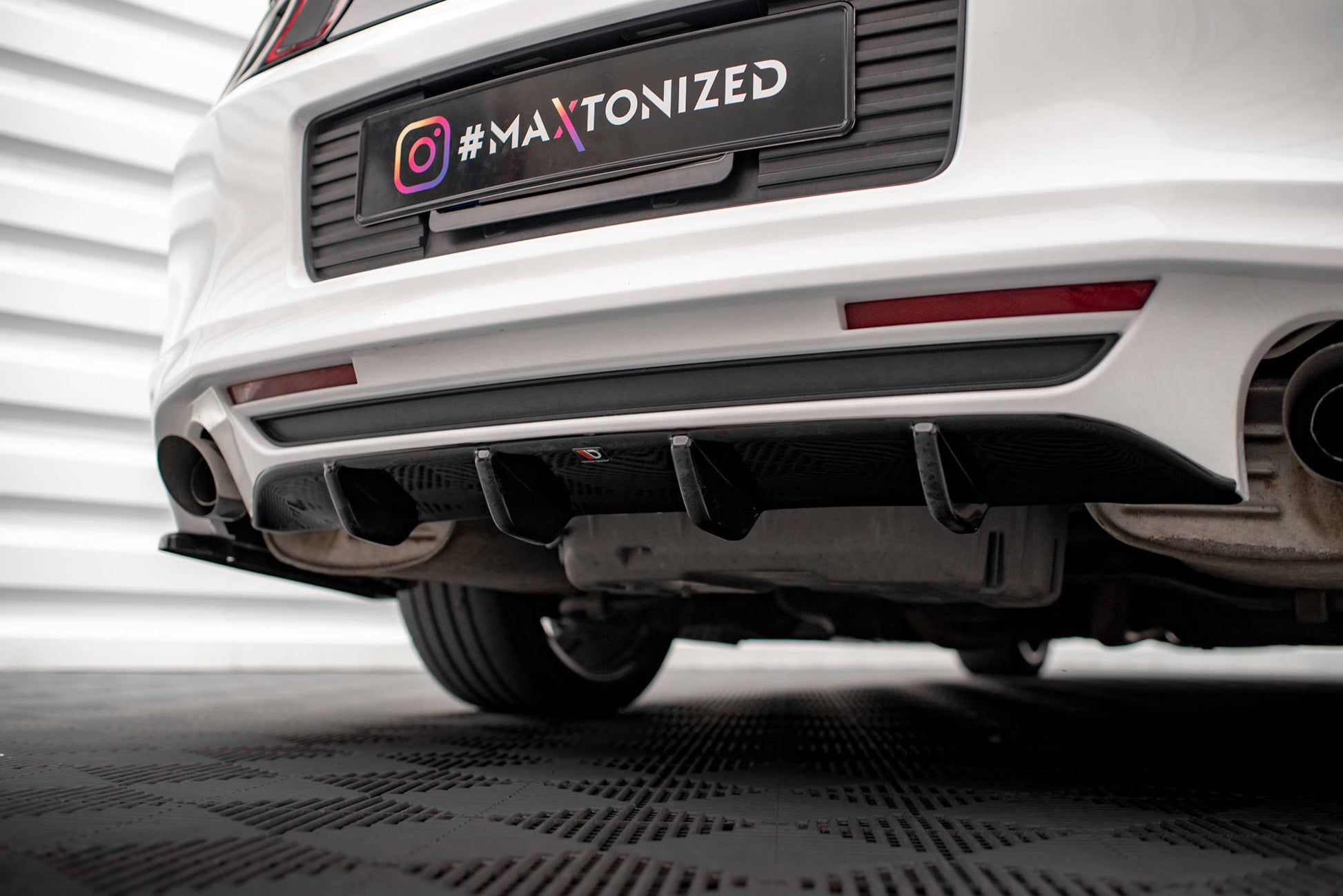 Maxton Diffusor Heck Ansatz für Ford Mustang Mk5 Facelift schwarz Hochglanz
