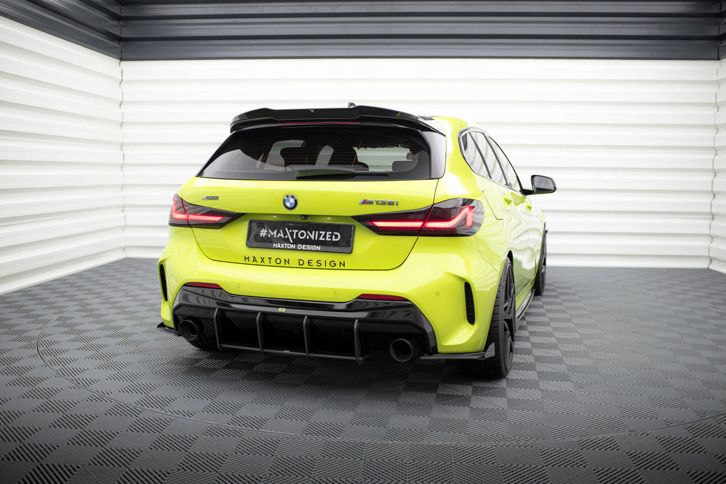 Maxton Hintere Seiten Flaps V.1 für BMW 1er F40 M-Paket / M135i schwarz Hochglanz