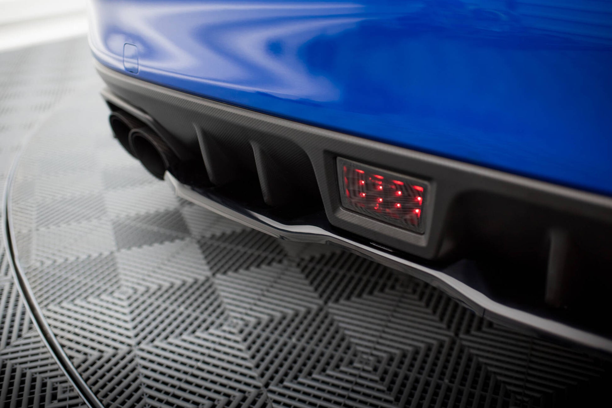Maxton Mittlerer Diffusor Heck Ansatz V.2 für Subaru WRX STI Mk1  schwarz Hochglanz