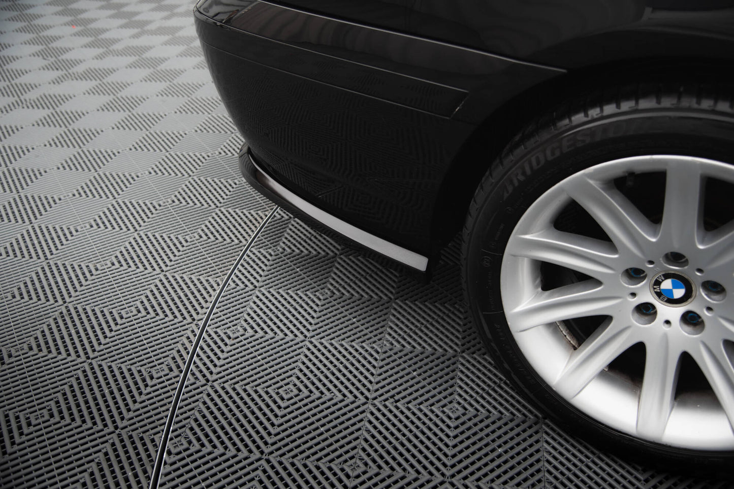 Maxton Zentrale Hinten Splitte BMW 7 E65 schwarz Hochglanz