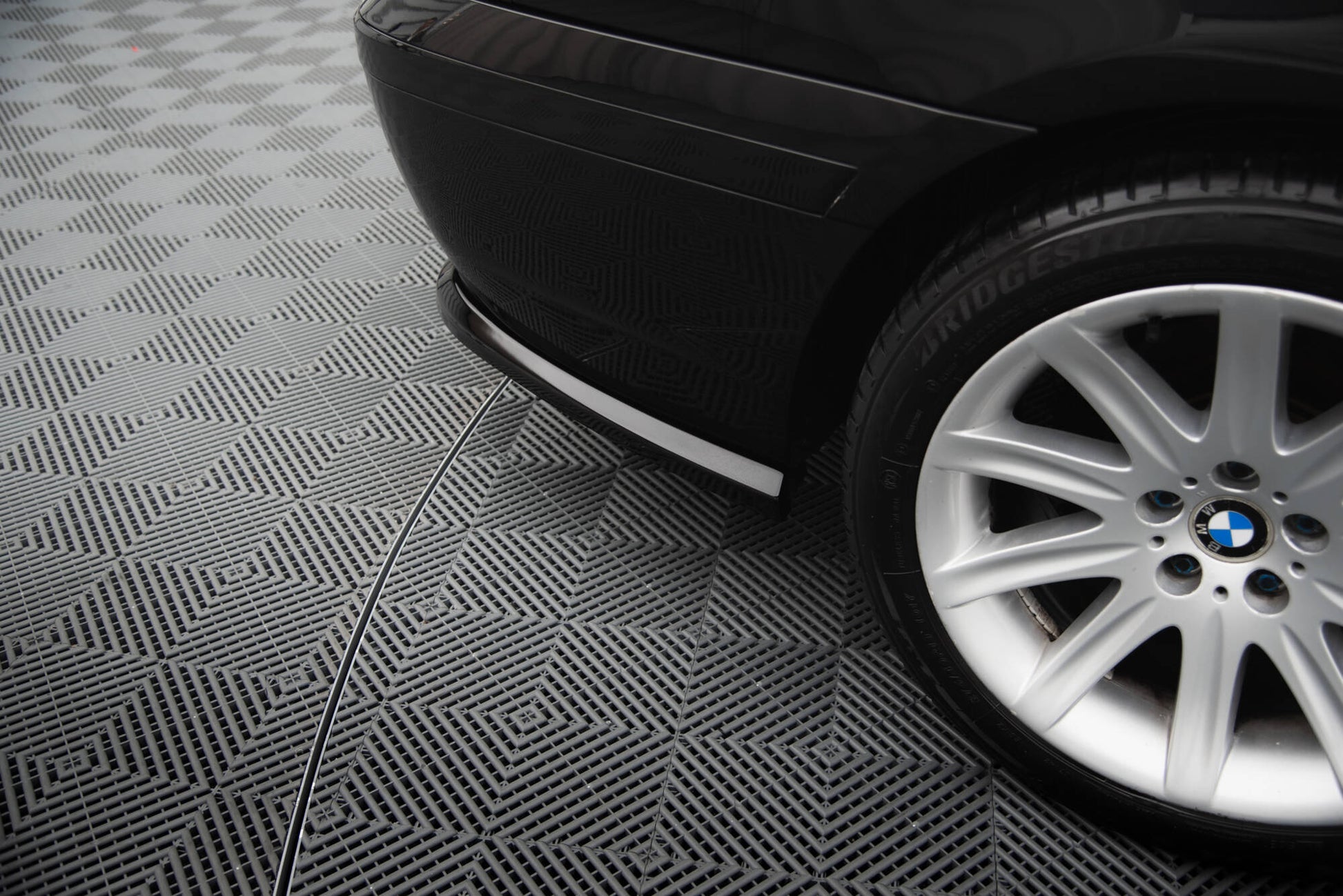 Maxton Zentrale Hinten Splitte BMW 7 E65 schwarz Hochglanz