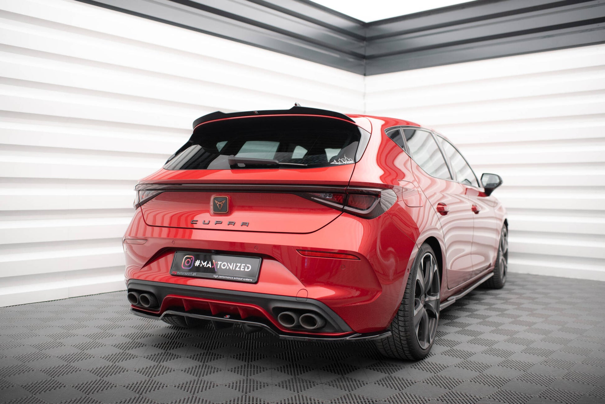 Maxton Mittlerer Diffusor Heck Ansatz DTM Look für Cupra Leon Hatchback Mk1 schwarz Hochglanz