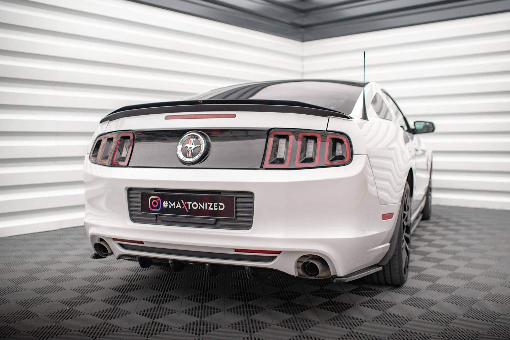 Maxton Spoiler CAP für Ford Mustang Mk5 Facelift schwarz Hochglanz