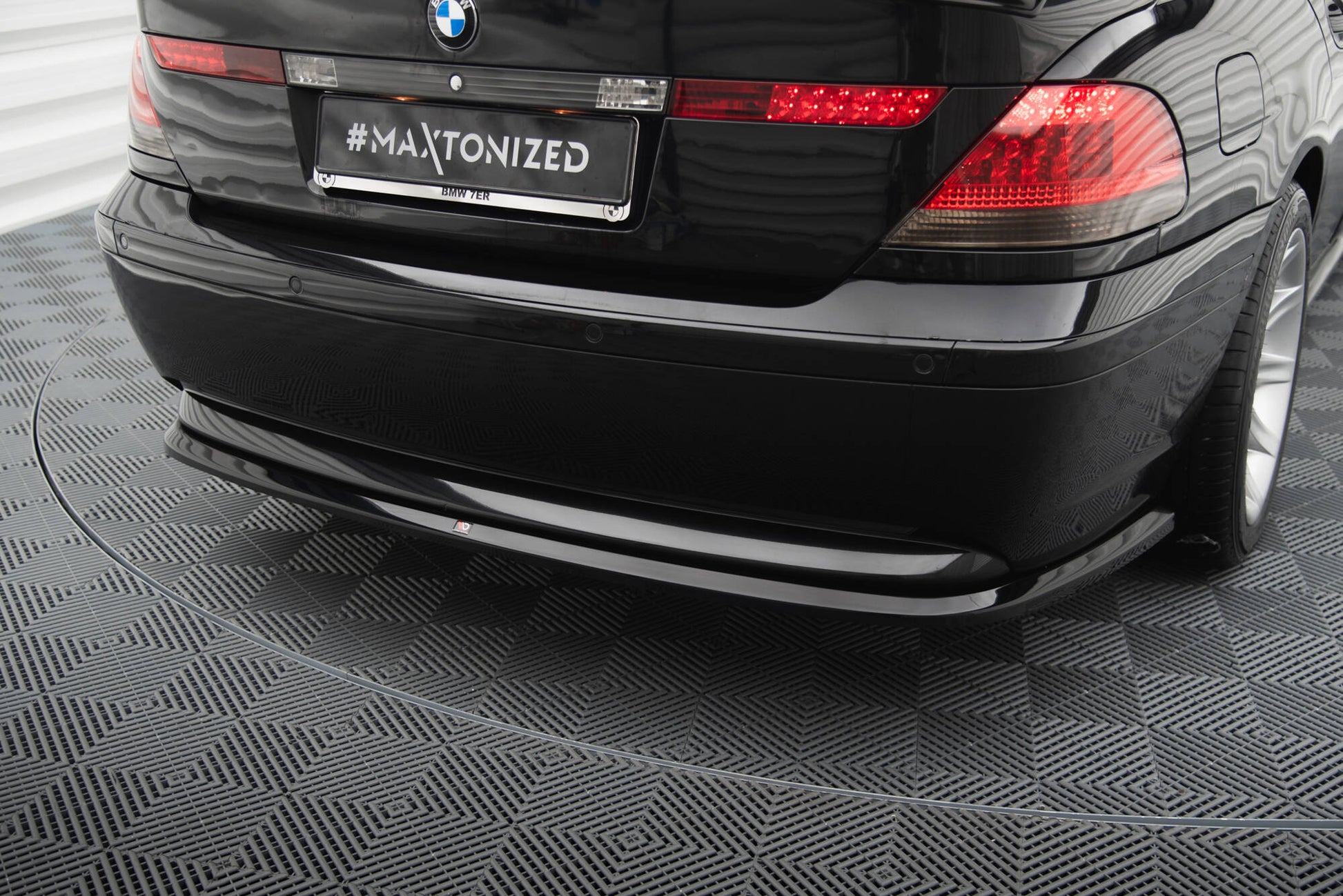 Maxton Zentrale Hinten Splitte BMW 7 E65 schwarz Hochglanz