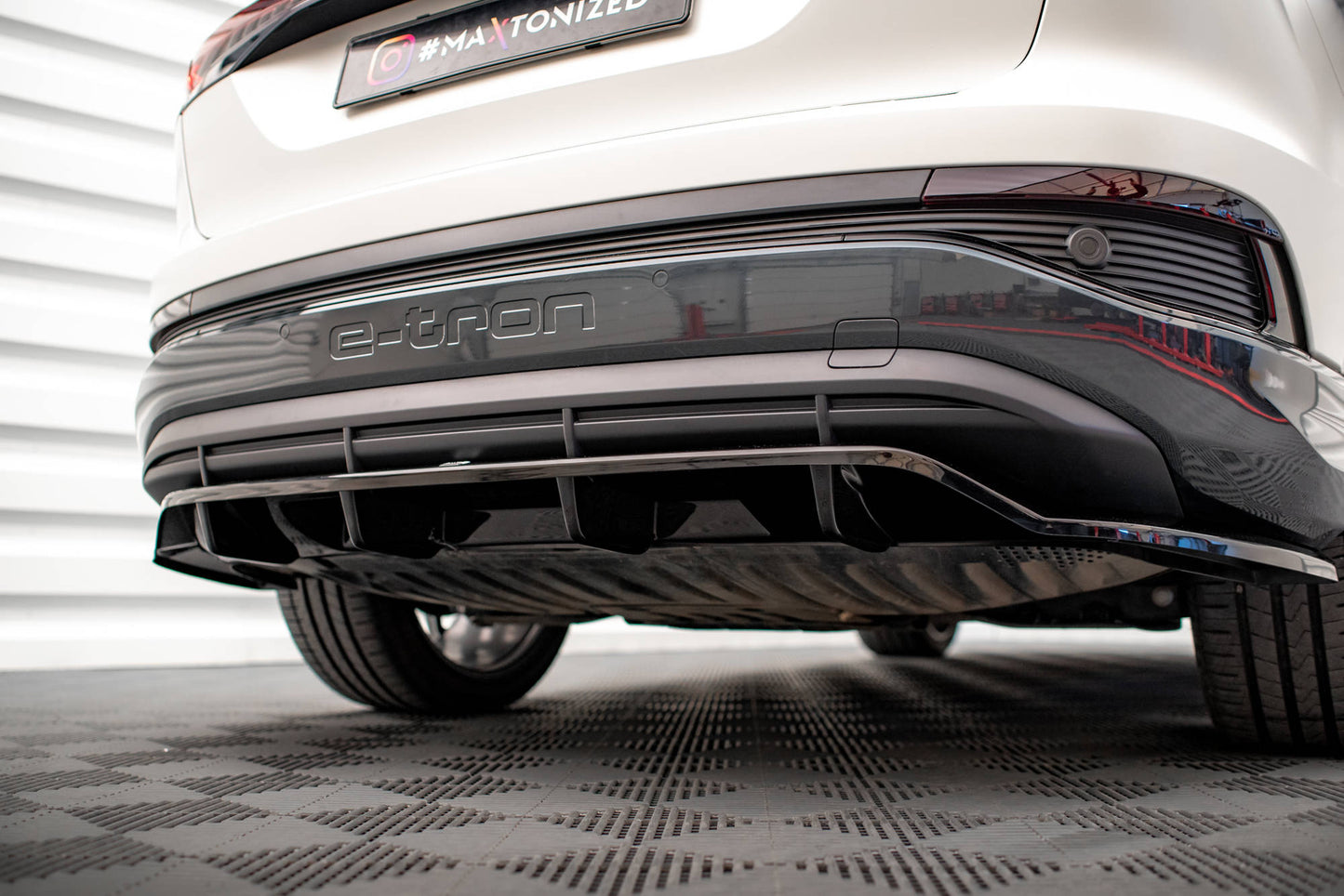 Maxton Mittlerer Diffusor Heck Ansatz DTM Look für Audi Q4 e-tron Sportback Mk1 schwarz Hochglanz