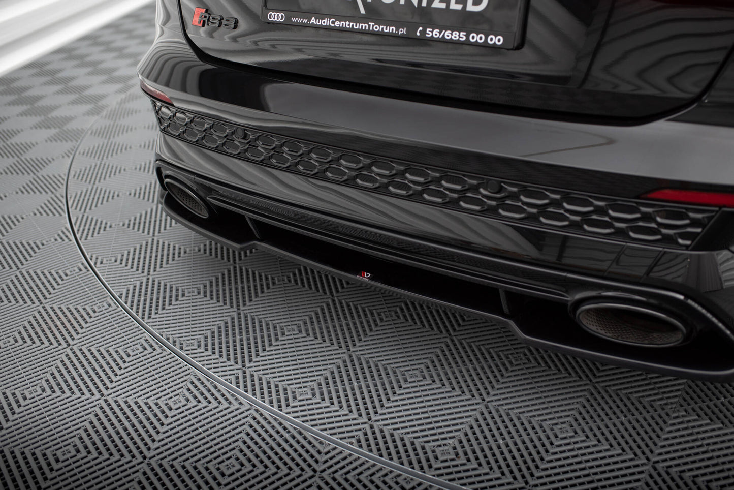 Maxton Zentrale Hinten Splitte Audi RS3 Sportback 8Y schwarz Hochglanz