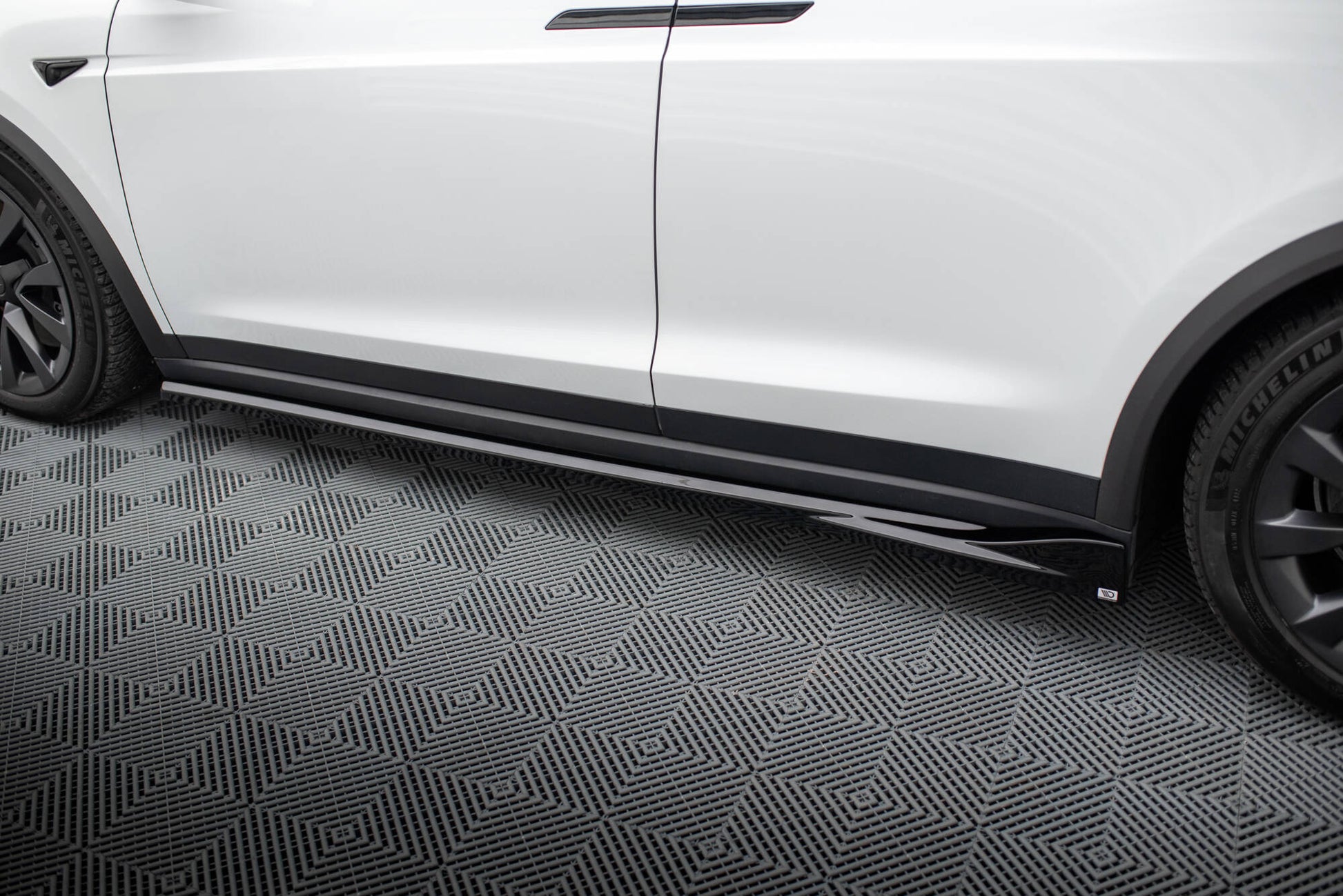 Maxton Seitenschweller Ansatz für Tesla Model X Mk1 Facelift schwarz Hochglanz