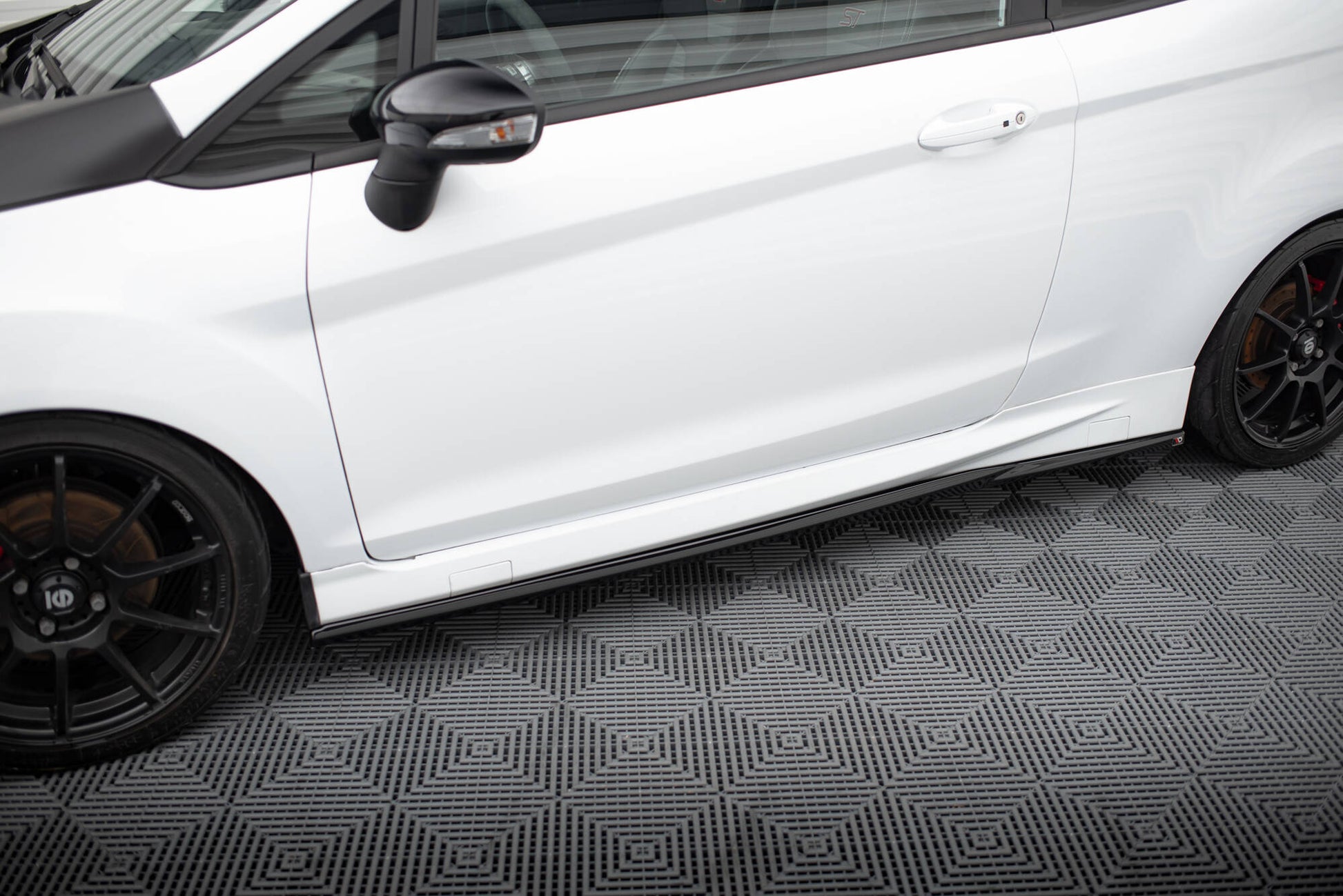 Maxton Seitenschweller Ansatz für V.4 Ford Fiesta ST / ST-Line Mk7 schwarz Hochglanz