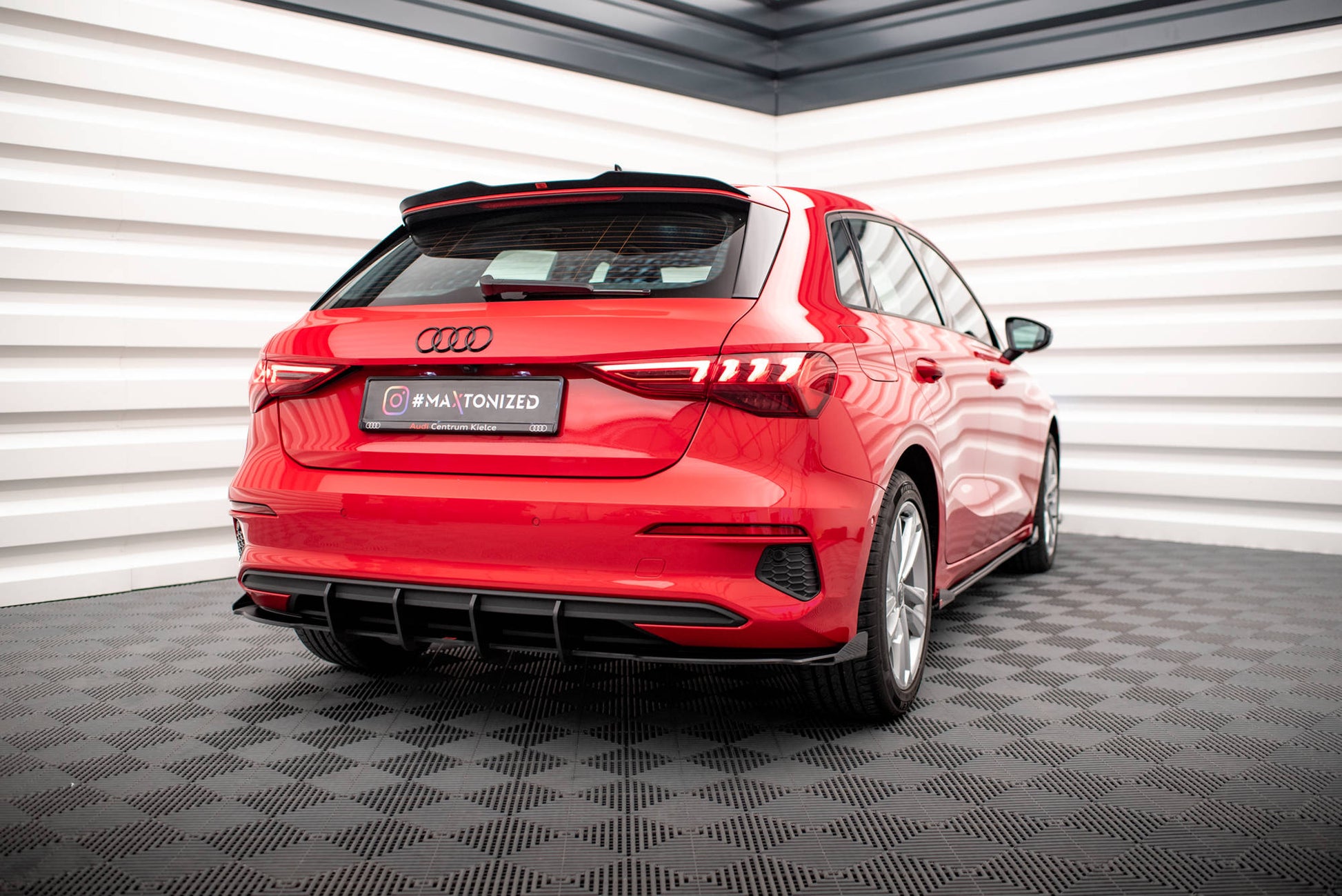 Maxton Robuste Racing Diffusor Heck Ansatz +Flaps für Audi A3 Sportback 8Y schwarz Hochglanz