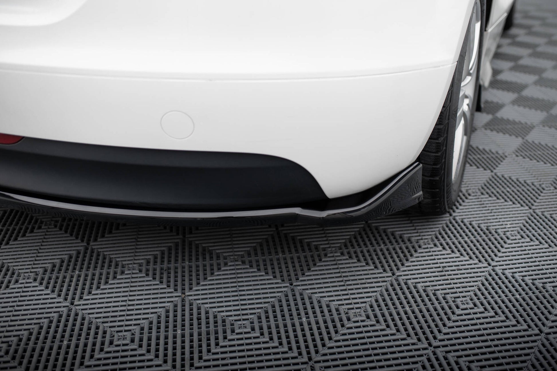 Maxton Heck Ansatz Flaps Diffusor für Audi TT 8J schwarz Hochglanz