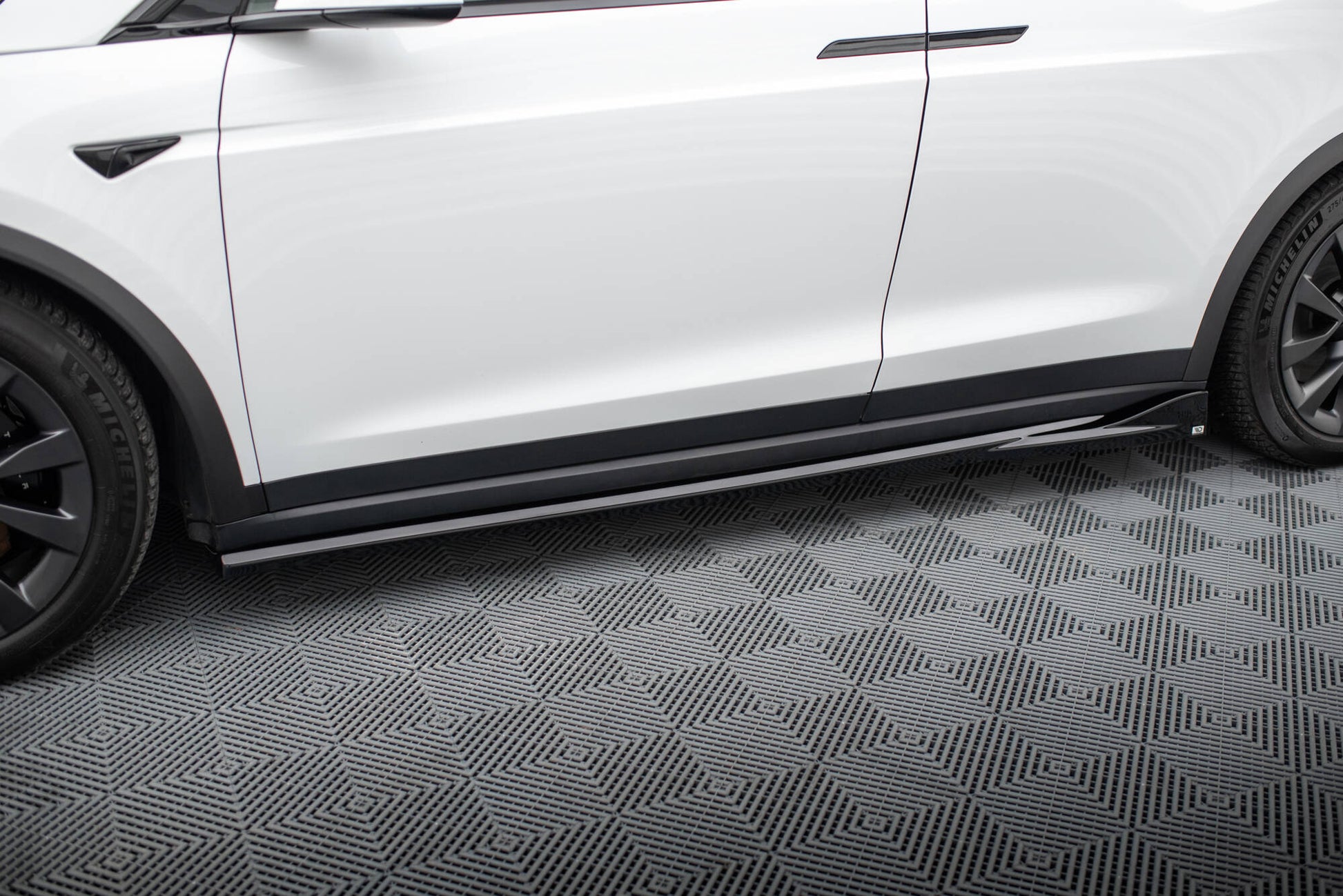 Maxton Seitenschweller Ansatz für Tesla Model X Mk1 Facelift schwarz Hochglanz