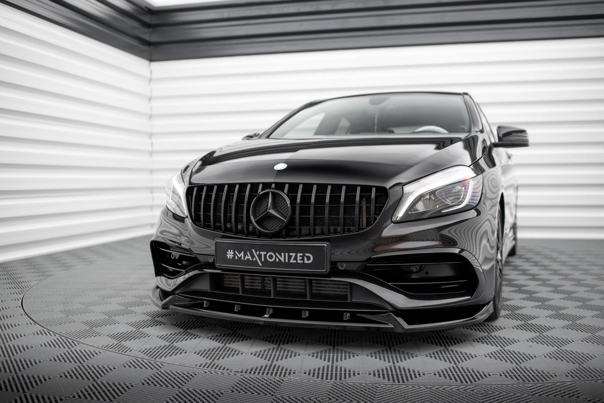 Maxton Front Ansatz V.2 für Mercedes-Benz A AMG-Line W176 Facelift schwarz Hochglanz