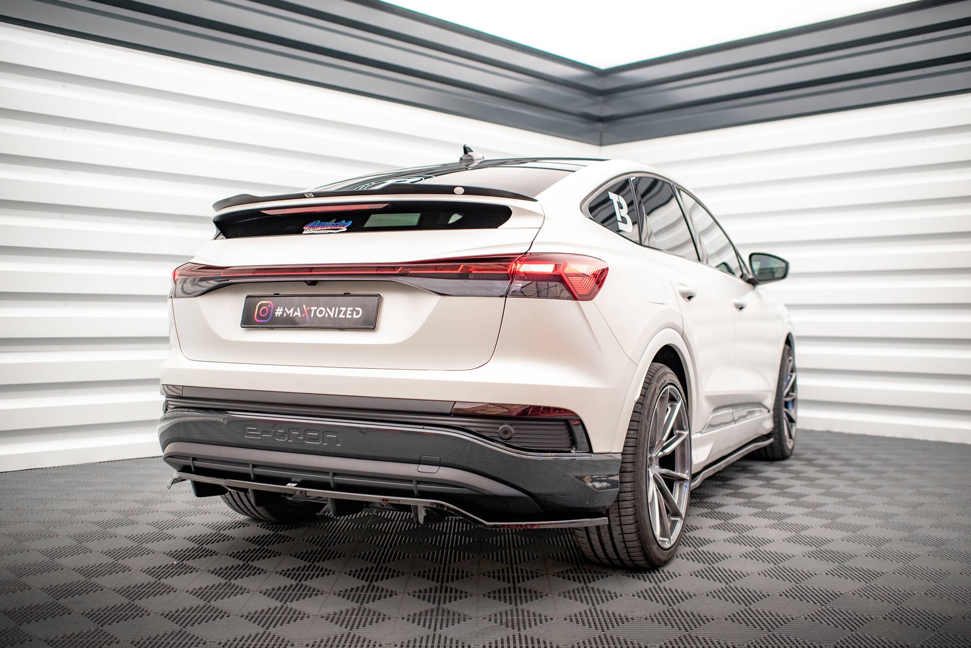 Maxton Mittlerer Diffusor Heck Ansatz DTM Look für Audi Q4 e-tron Sportback Mk1 schwarz Hochglanz