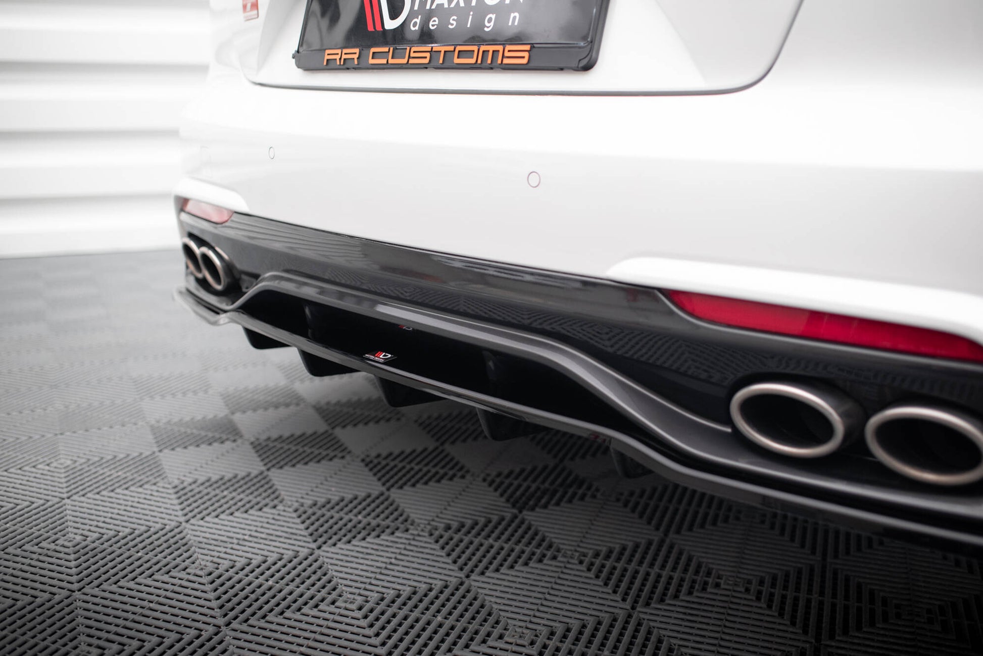 Maxton Mittlerer Diffusor Heck Ansatz DTM Look für Kia Stinger Mk1 schwarz Hochglanz