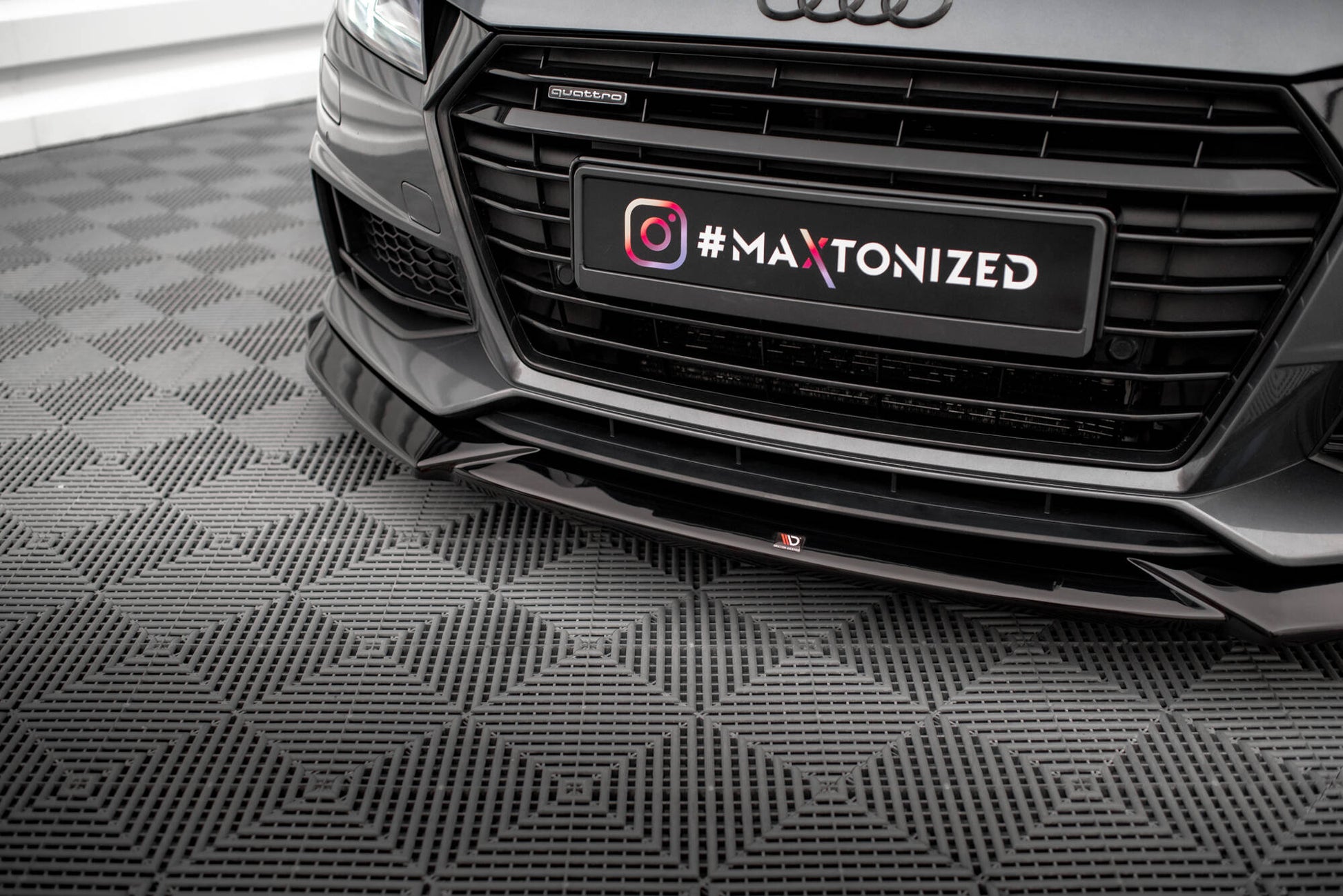 Maxton Front Ansatz V.1 für Audi TT S / S-Line 8S schwarz Hochglanz