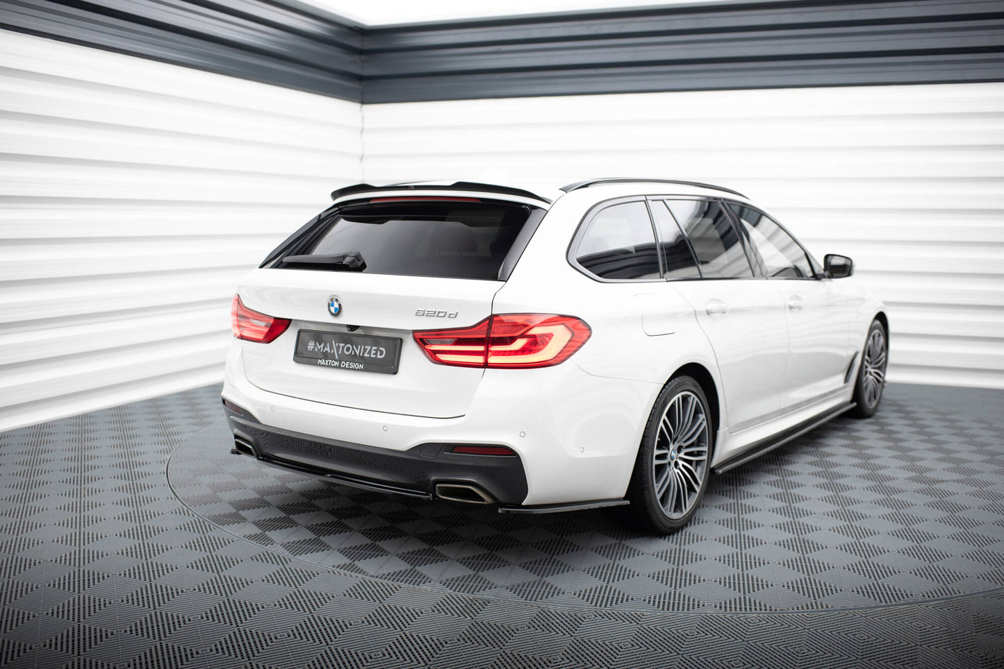 Maxton Spoiler CAP V.2 für BMW 5er Touring G31 schwarz Hochglanz