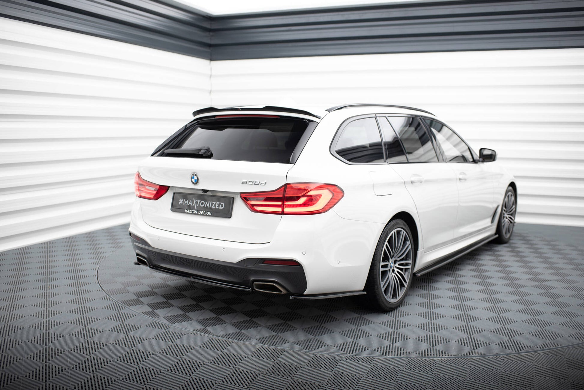 Maxton Spoiler CAP V.2 für BMW 5er Touring G31 schwarz Hochglanz