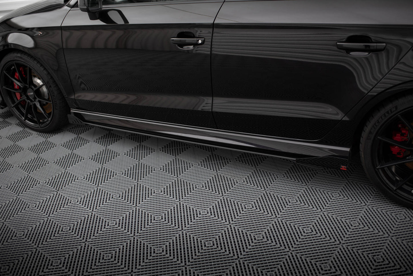 Maxton Street Pro Seitenschweller Ansatz für V.1 für + Flaps Audi RS3 Limousine 8V Facelift schwarz Hochglanz