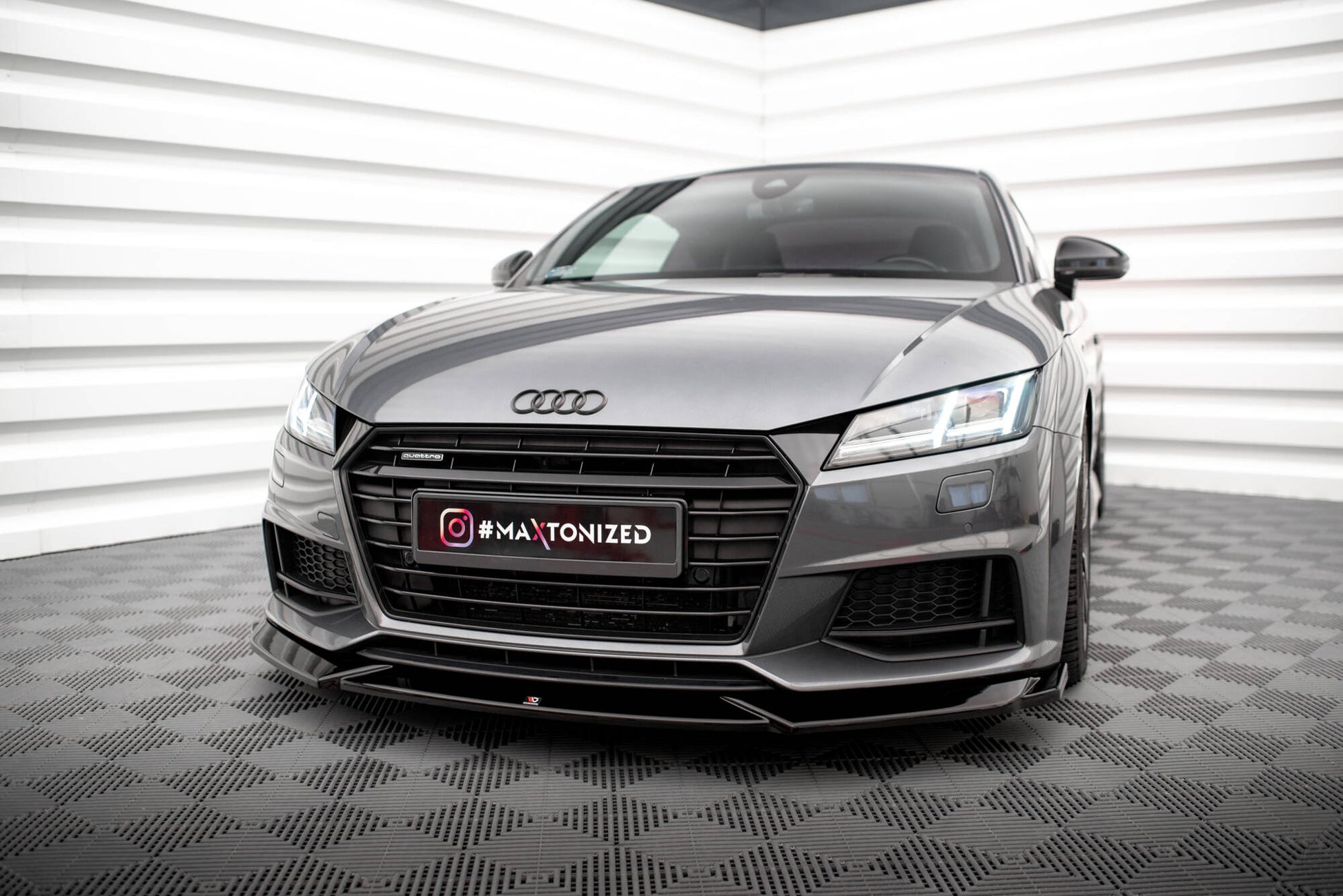 Maxton Front Ansatz V.1 für Audi TT S / S-Line 8S schwarz Hochglanz
