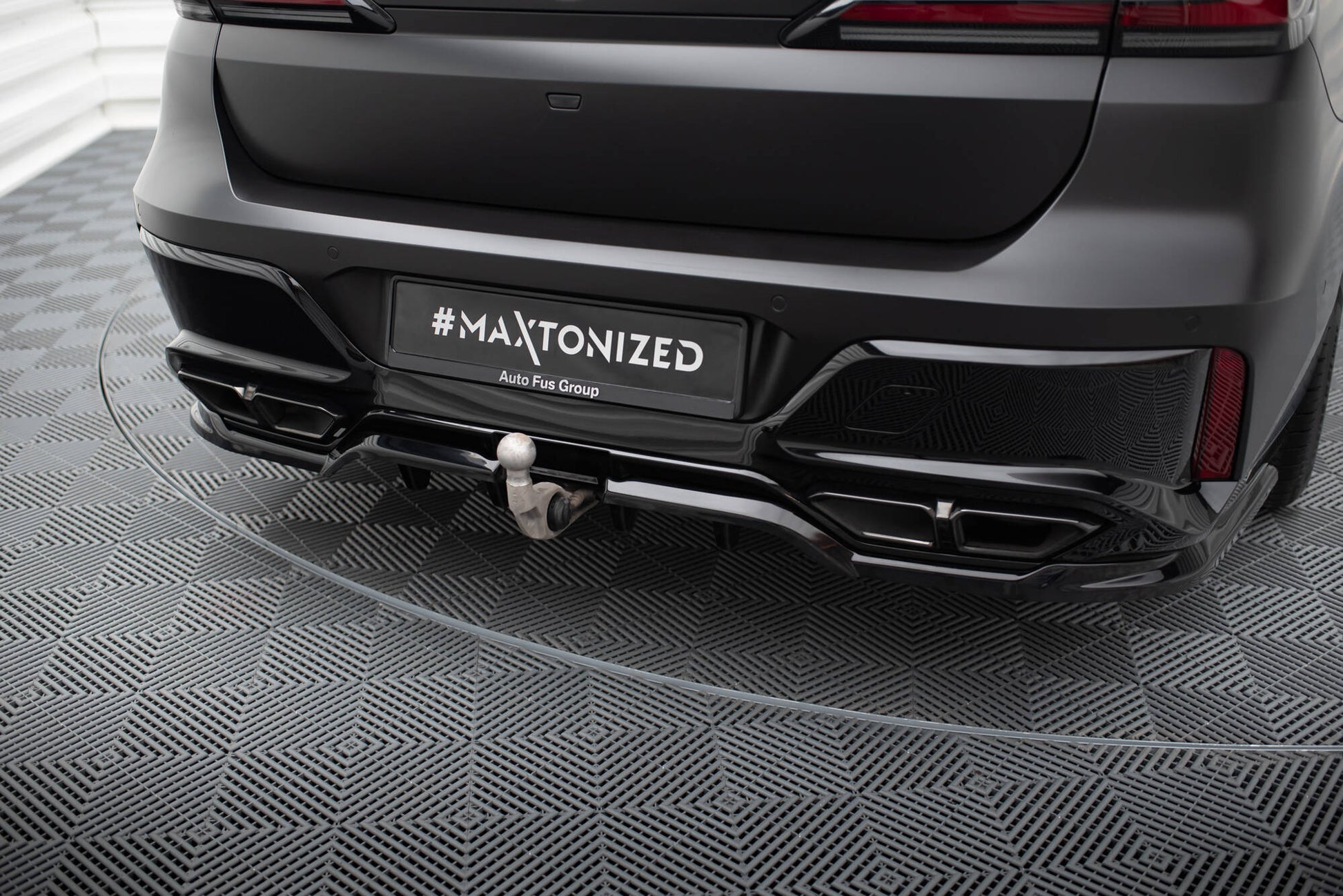 Maxton Mittlerer Diffusor Heck Ansatz DTM Look für BMW M760e G70 schwarz Hochglanz