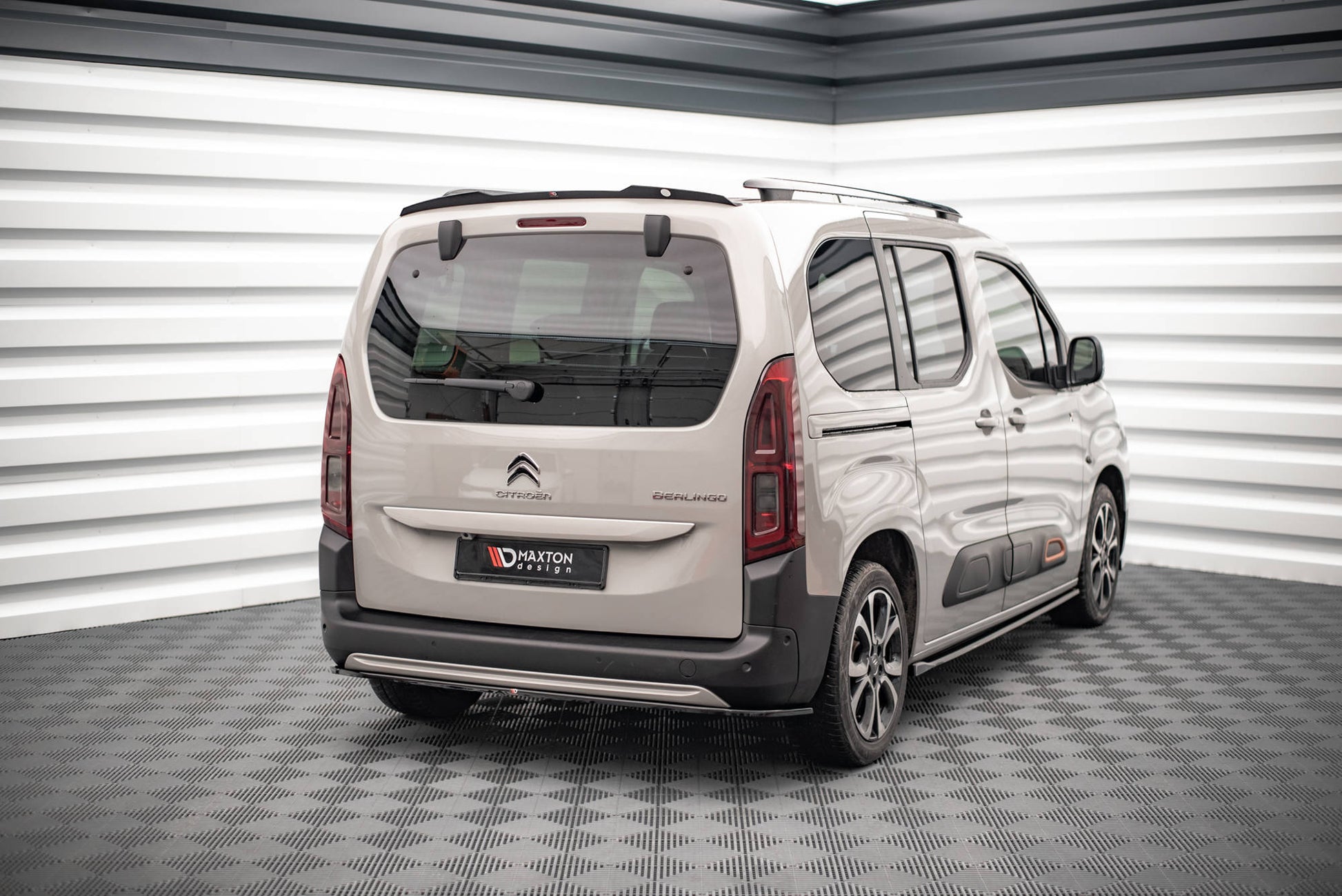 Maxton Mittlerer Diffusor Heck Ansatz für Citroen Berlingo Mk3 schwarz Hochglanz