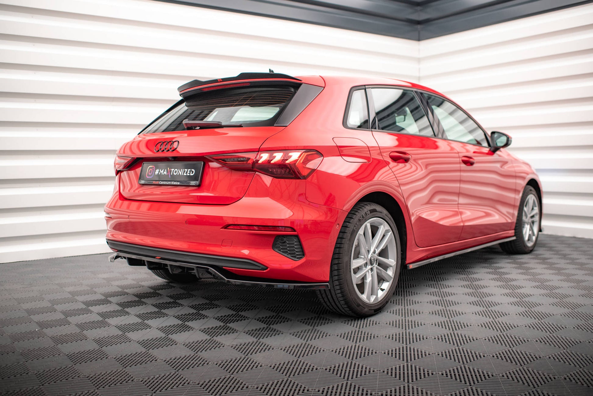 Maxton Spoiler CAP für Audi A3 Sportback 8Y schwarz Hochglanz