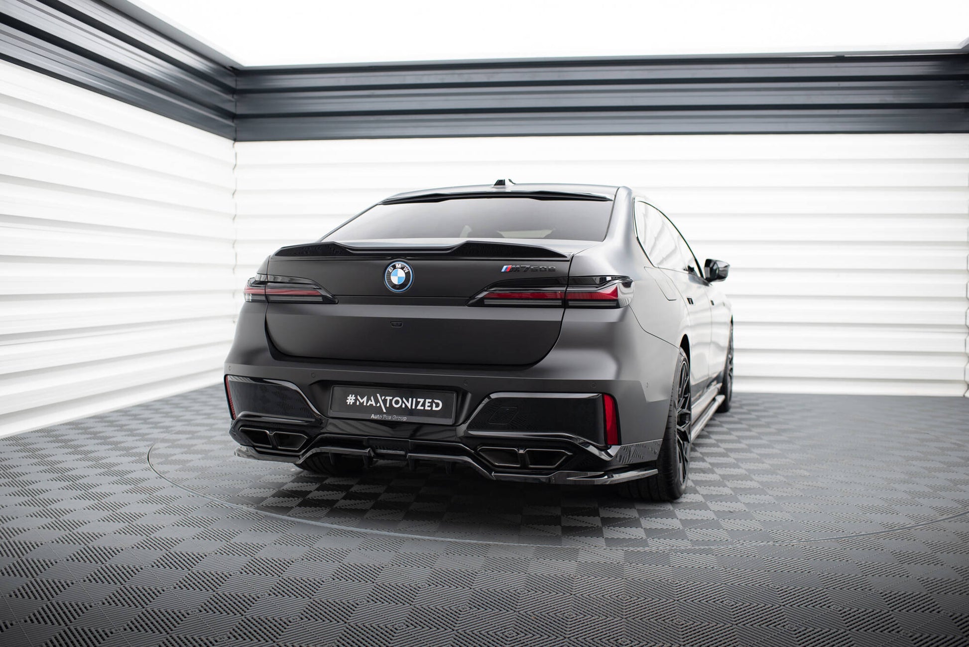 Maxton Mittlerer Diffusor Heck Ansatz DTM Look für BMW M760e G70 schwarz Hochglanz