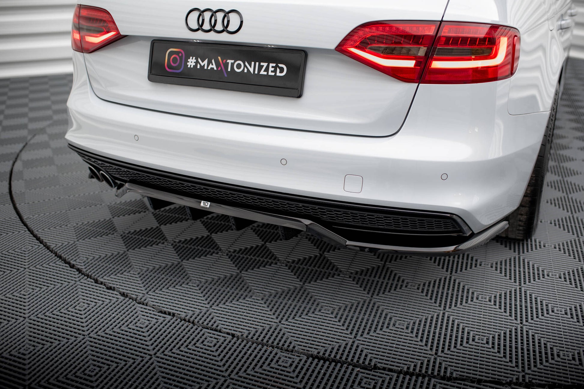Maxton Mittlerer Diffusor Heck Ansatz DTM Look für Audi A4 Competition B8 Facelift schwarz Hochglanz