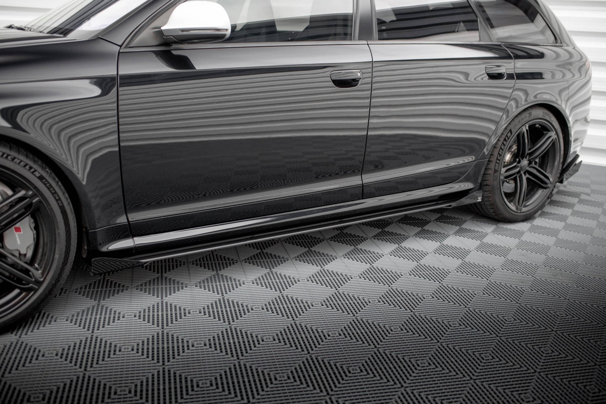 Maxton Street Pro Seitenschweller Ansatz für + Flaps Audi RS6 Avant C6 schwarz Hochglanz