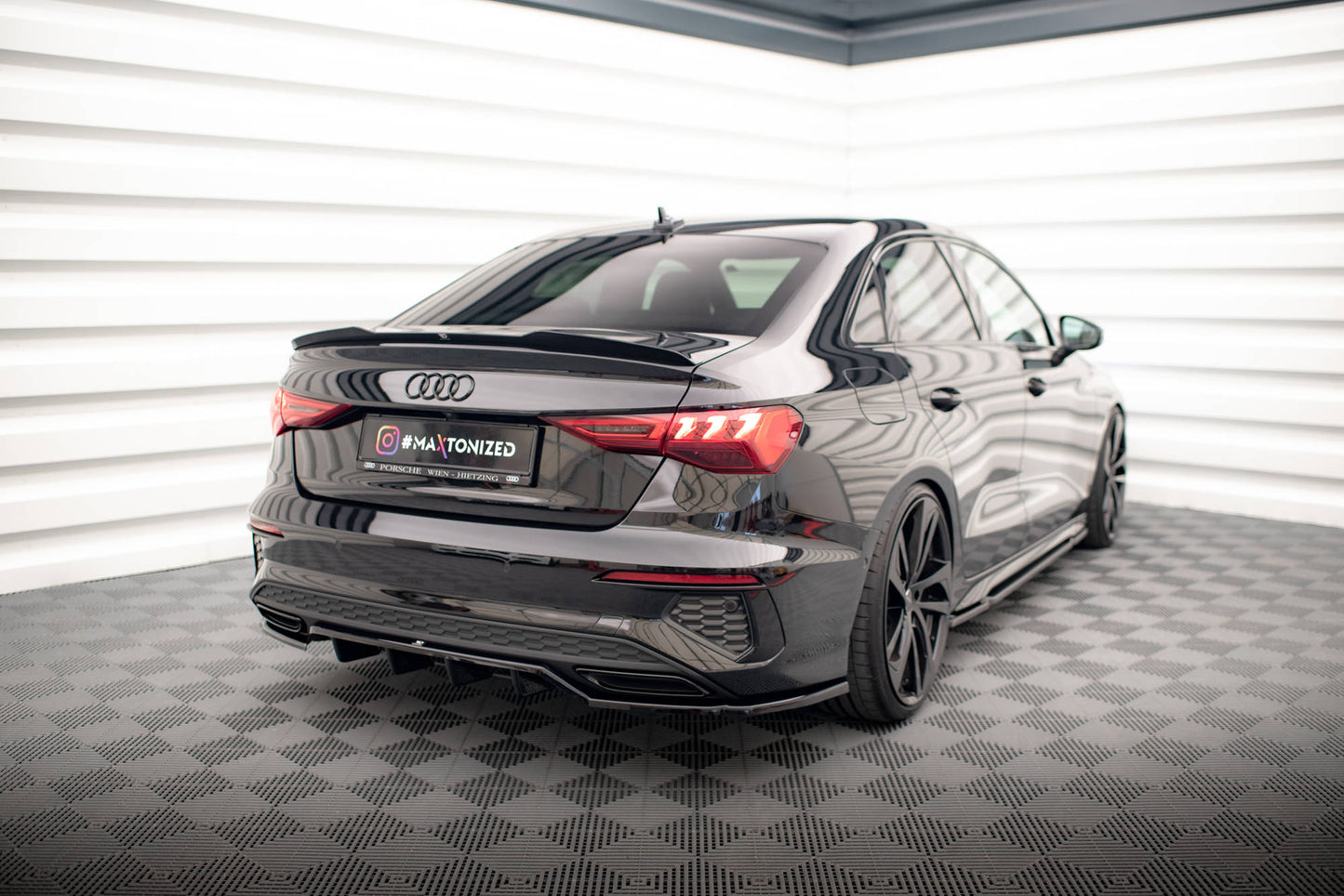 Maxton Mittlerer Diffusor Heck Ansatz DTM Look für Audi A3 S-Line Limousine 8Y schwarz Hochglanz