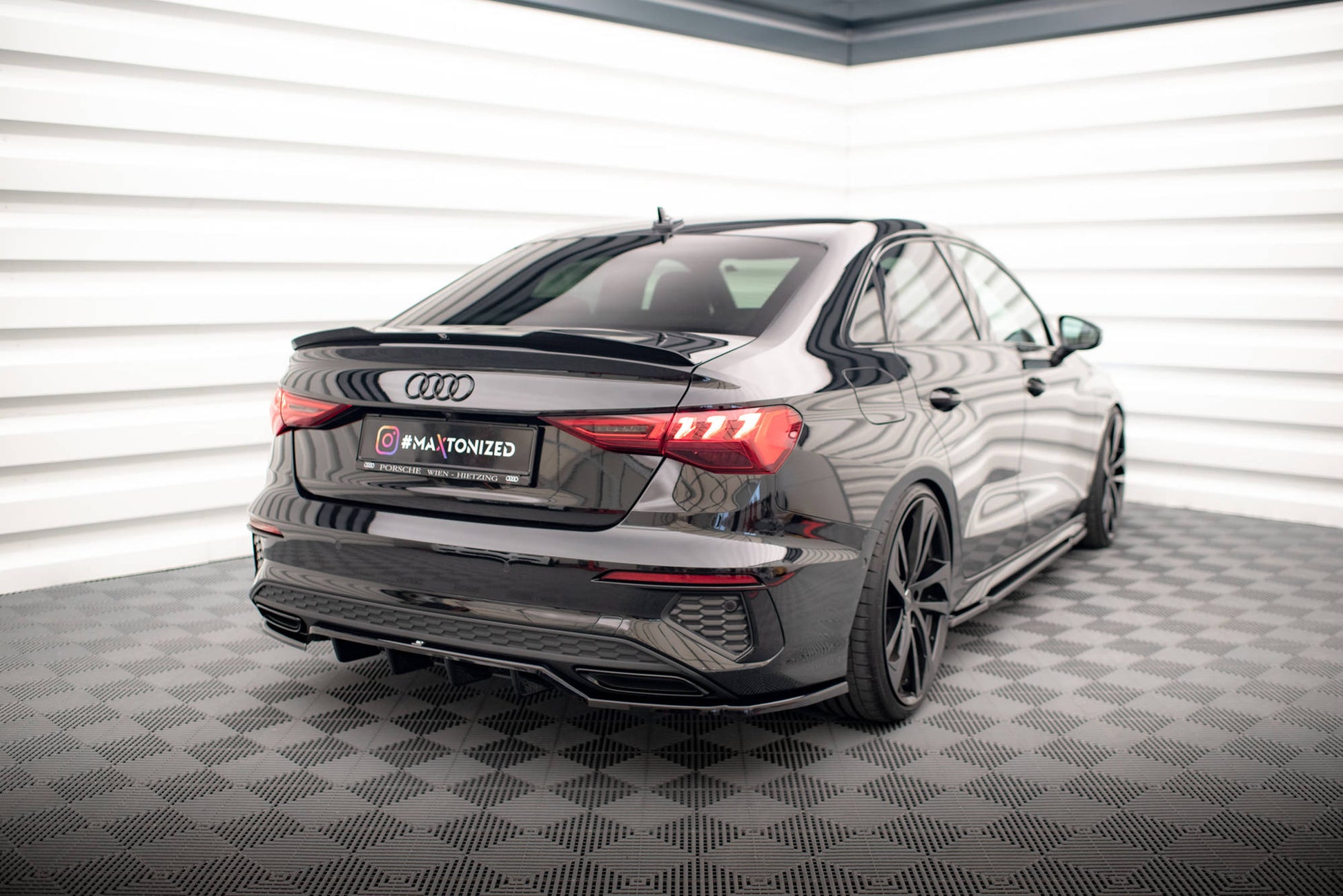 Maxton Mittlerer Diffusor Heck Ansatz DTM Look für Audi A3 S-Line Limousine 8Y schwarz Hochglanz