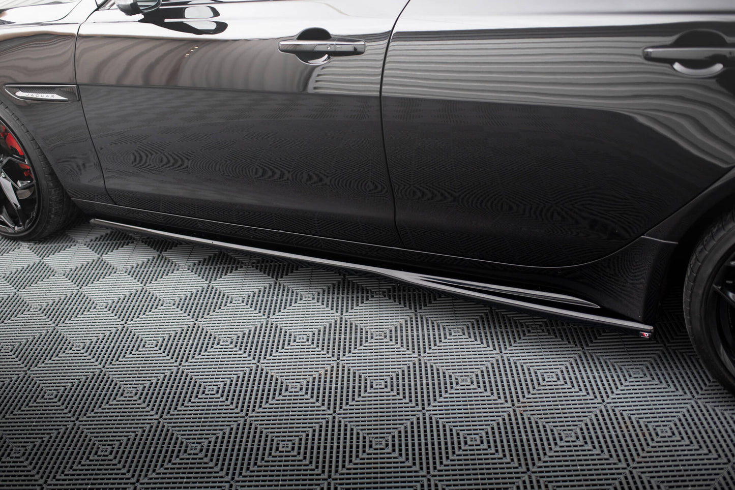 Maxton Seitenschweller Ansatz für Jaguar XE X760 Facelift schwarz Hochglanz