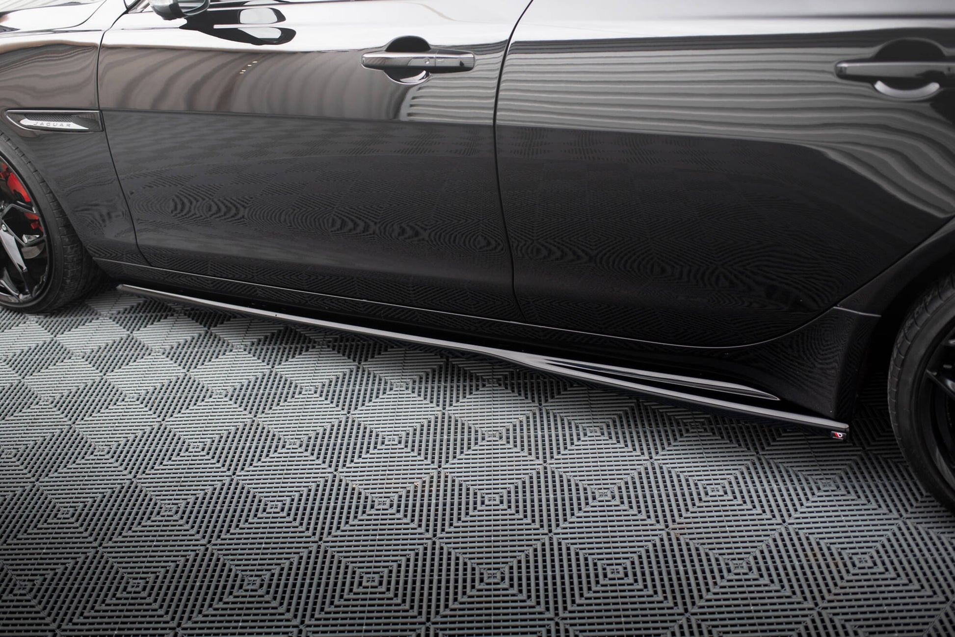 Maxton Seitenschweller Ansatz für Jaguar XE X760 Facelift schwarz Hochglanz