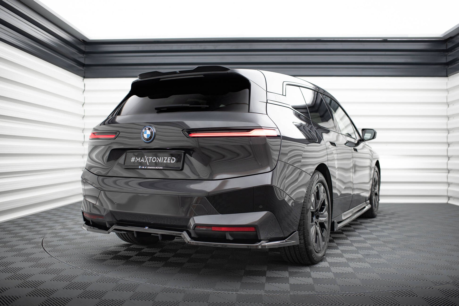 Maxton Mittlerer Diffusor Heck Ansatz DTM Look für BMW iX M-Paket i20 schwarz Hochglanz