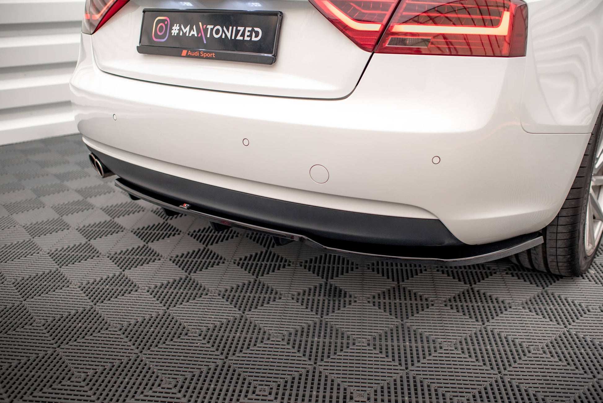 Maxton Mittlerer Diffusor Heck Ansatz DTM Look für Audi A5 Coupe 8T Facelift schwarz Hochglanz