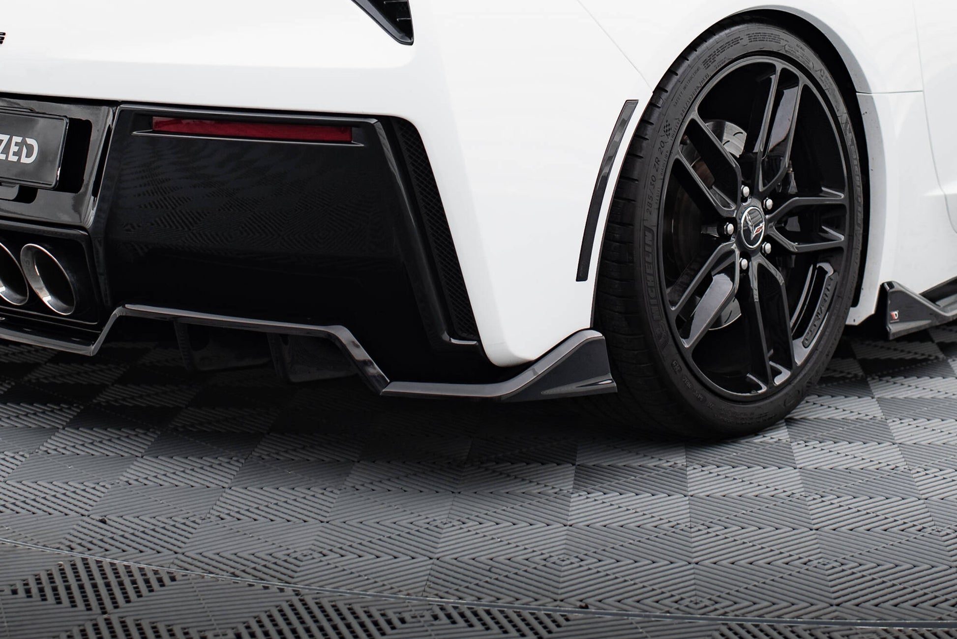 Maxton Mittlerer Diffusor Heck Ansatz DTM Look für + Heck Ansatz Flaps Diffusor für Chevrolet Corvette C7 schwarz Hochglanz