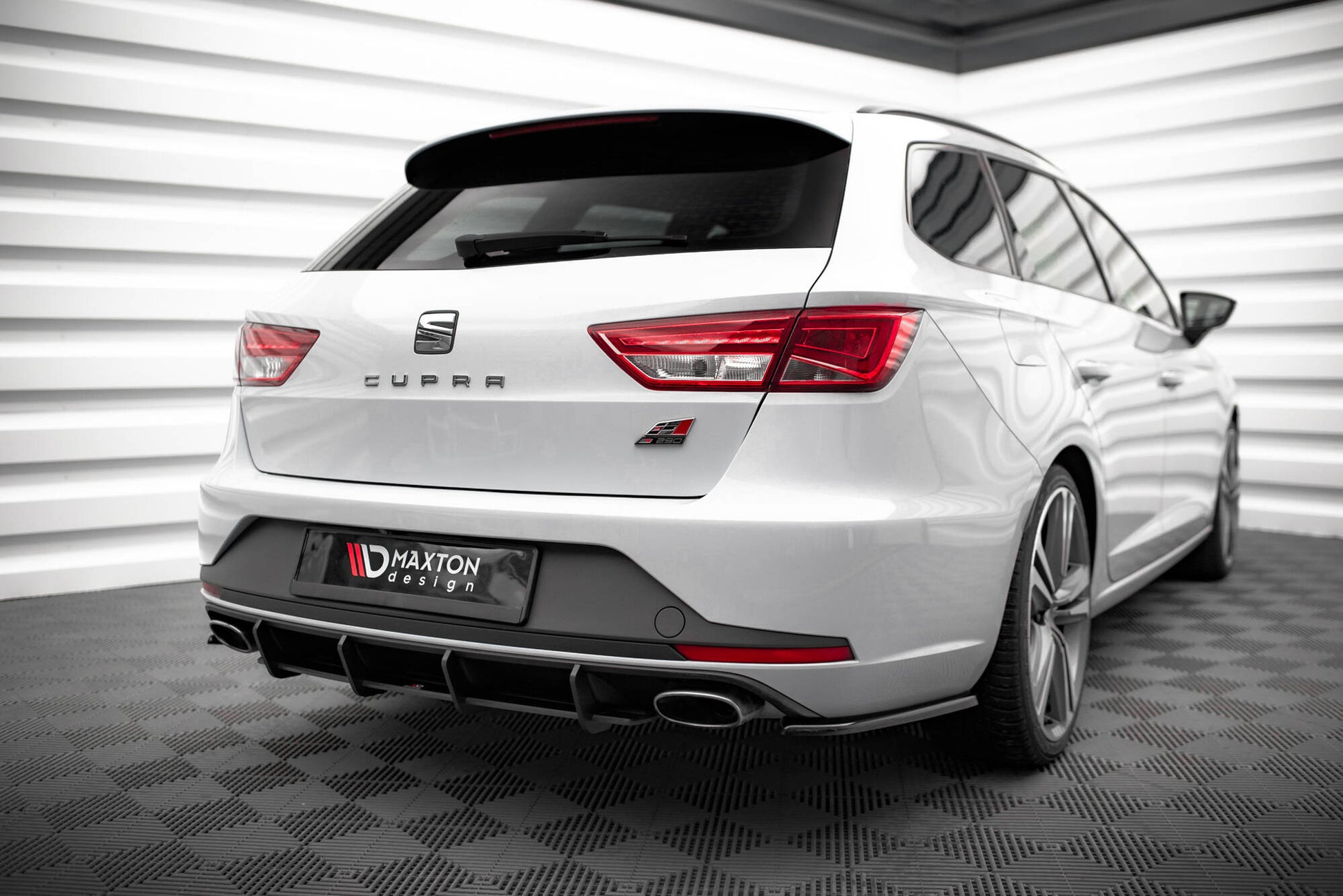 Maxton Heck Ansatz Flaps Diffusor V.1 für Seat Leon Cupra Sportstourer Mk3 schwarz Hochglanz