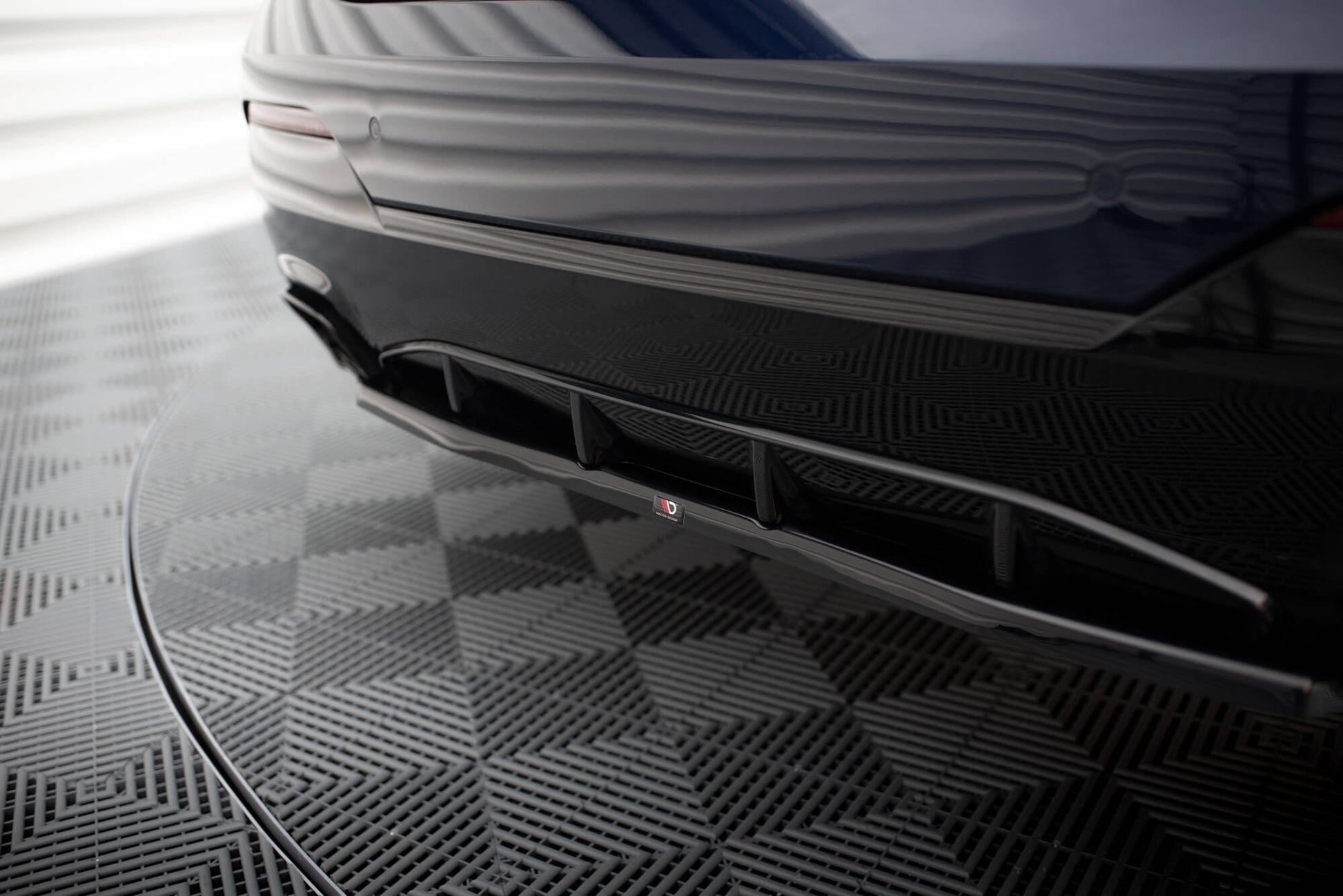 Maxton Mittlerer Diffusor Heck Ansatz für BMW 4er M440i G22 schwarz Hochglanz