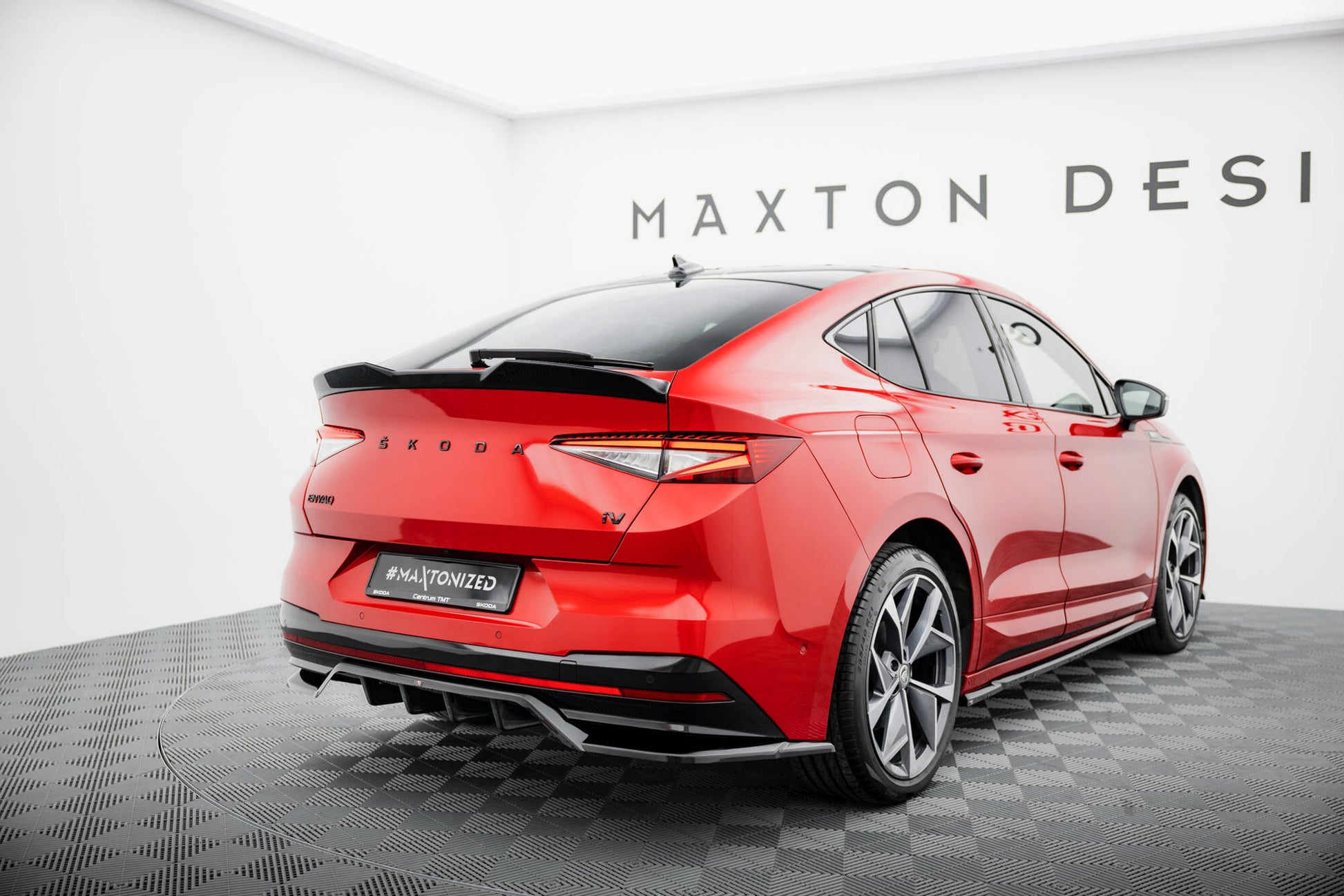 Maxton Hinten Splitter (mit einem vertikalem balken) Skoda Enyaq Coupe iV  schwarz Hochglanz