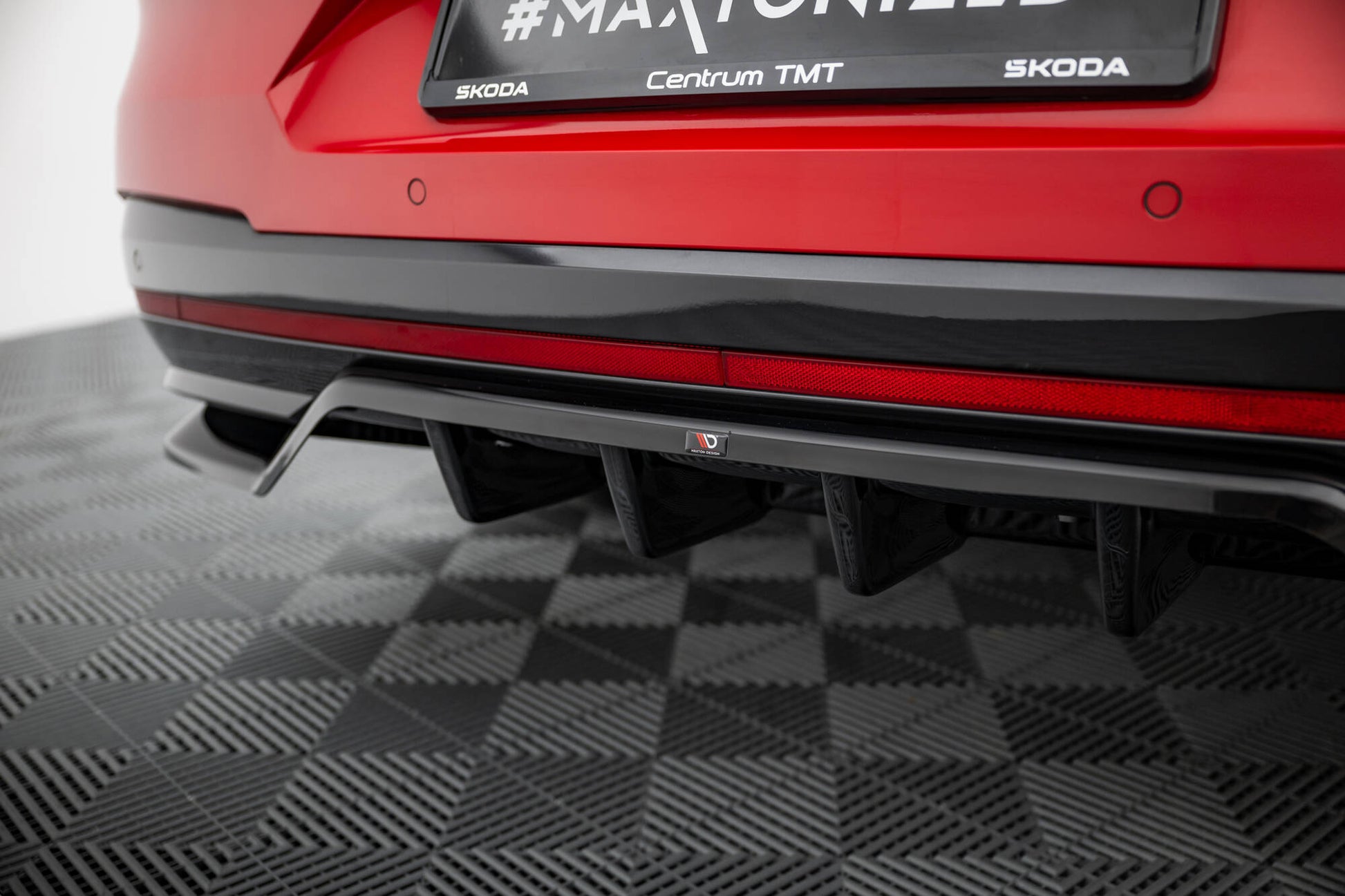 Maxton Hinten Splitter (mit einem vertikalem balken) Skoda Enyaq Coupe iV  schwarz Hochglanz