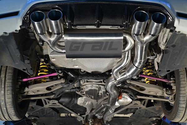 Grail Auspuffanlage BMW M2 Competition F87 3.5-Zoll Edelstahl Endrohre Montage bei Grail