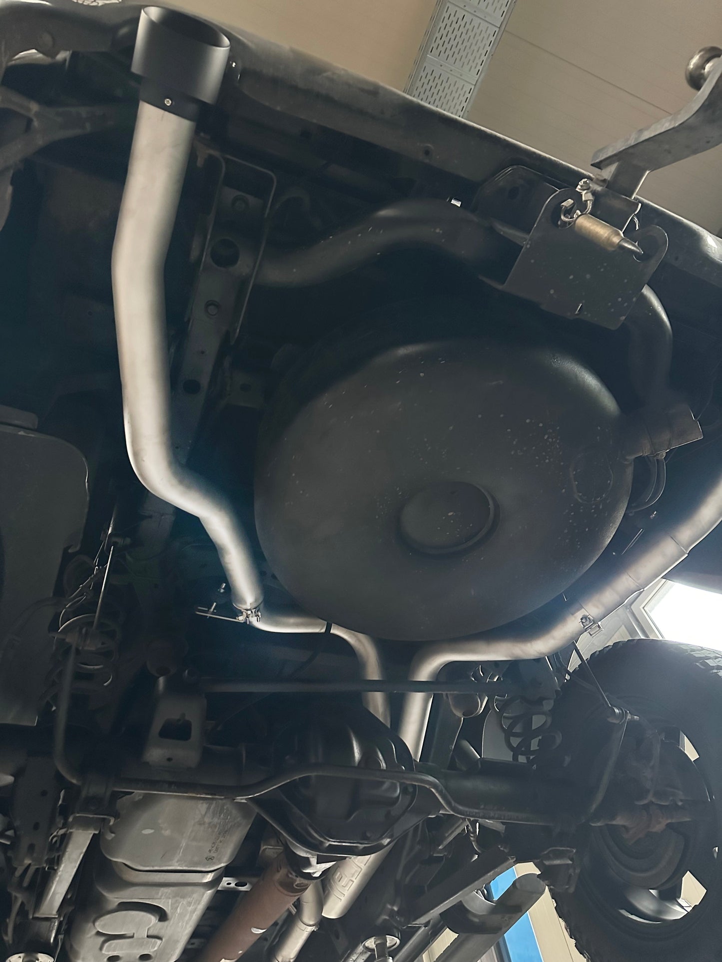 Grail Auspuffanlage Dodge RAM 1500 Gen. 4 (13-18) Schwarze Endrohre Montage bei Grail