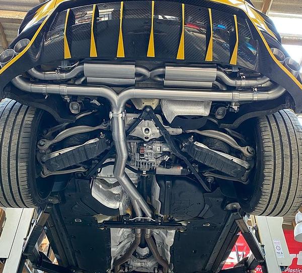 Grail Auspuffanlage Lamborghini Urus Montage bei Grail