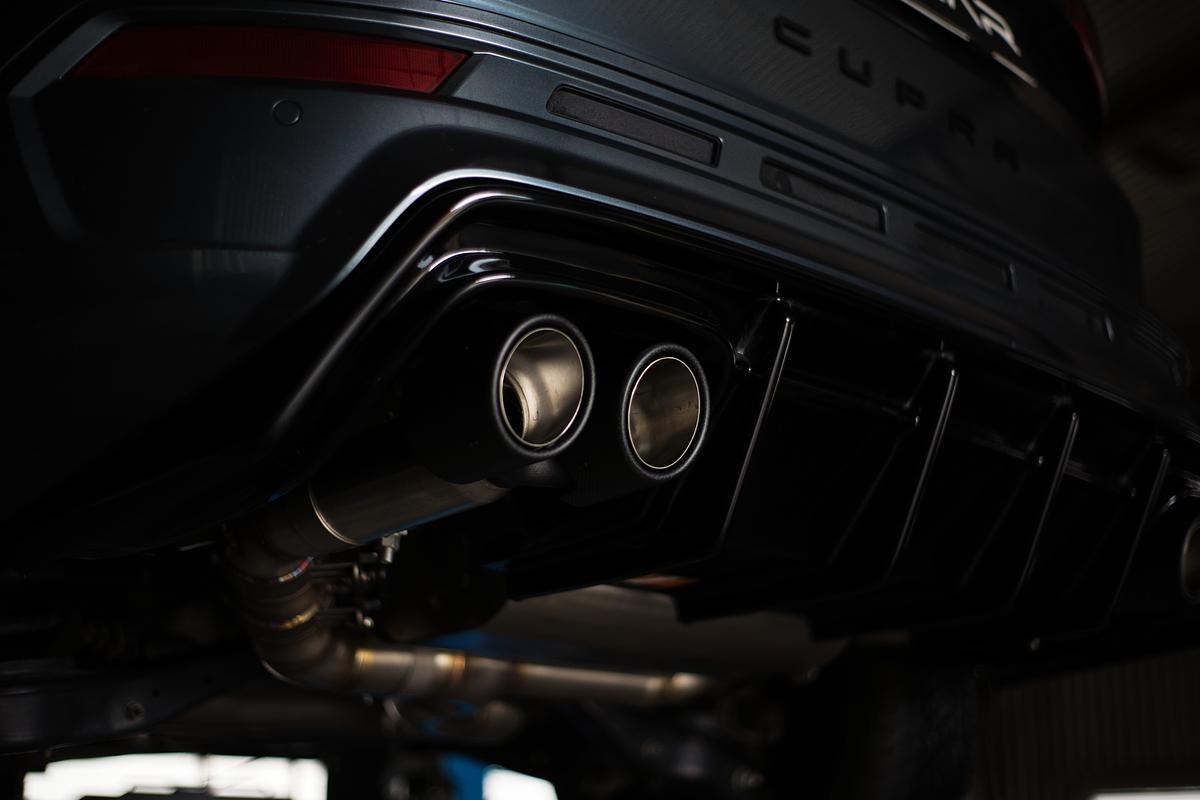 Grail Auspuffanlage Cupra Ateca 3.5-Zoll Oval Edelstahl (170x107) an HJS Montage bei Grail