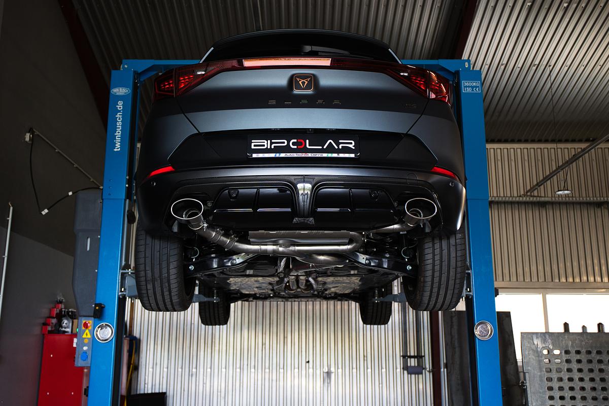 Grail Auspuffanlage Cupra Formentor VZ5 3.5-Zoll ohne Endrohre Montage bei Grail
