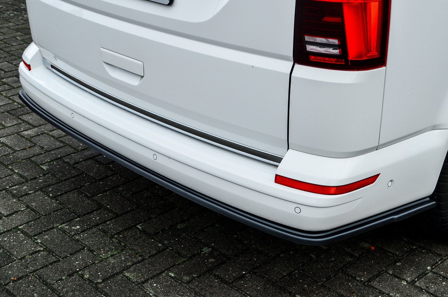 Heckansatz Volkswagen Bus T6 ab Bj.: 2019- Schwarz Glanz