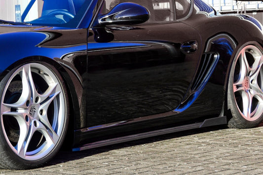CUP Seitenschwellersatz mit Wing hinten Porsche Cayman 987 Schwarz Matt