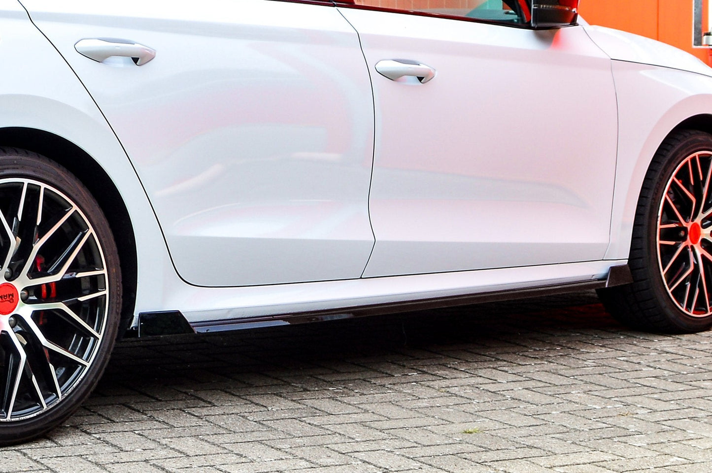 CUP Seitenschwellersatz mit Wing Skoda Octavia RS NX Limousine Schwarz Glanz