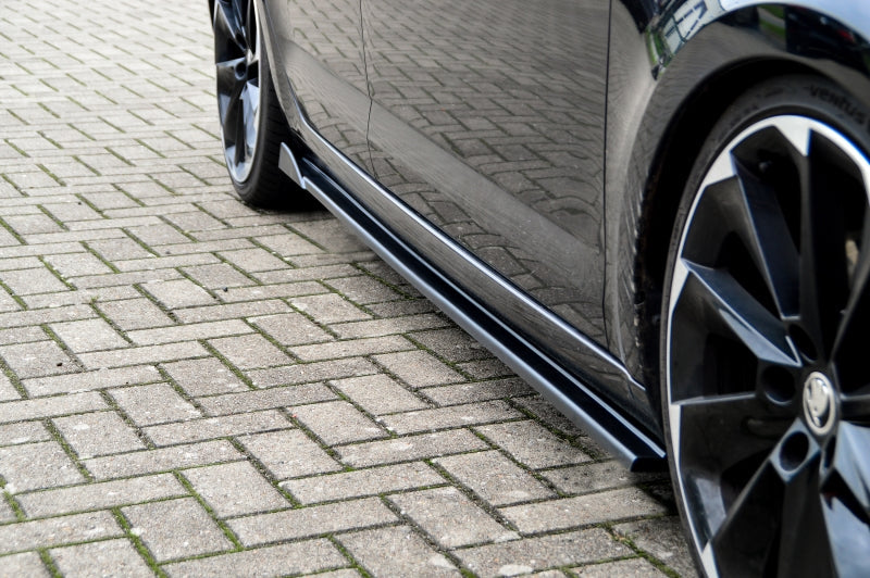 CUP Seitenschwellersatz mit Seitenwing Skoda Octavia RS 5E Schwarz Matt